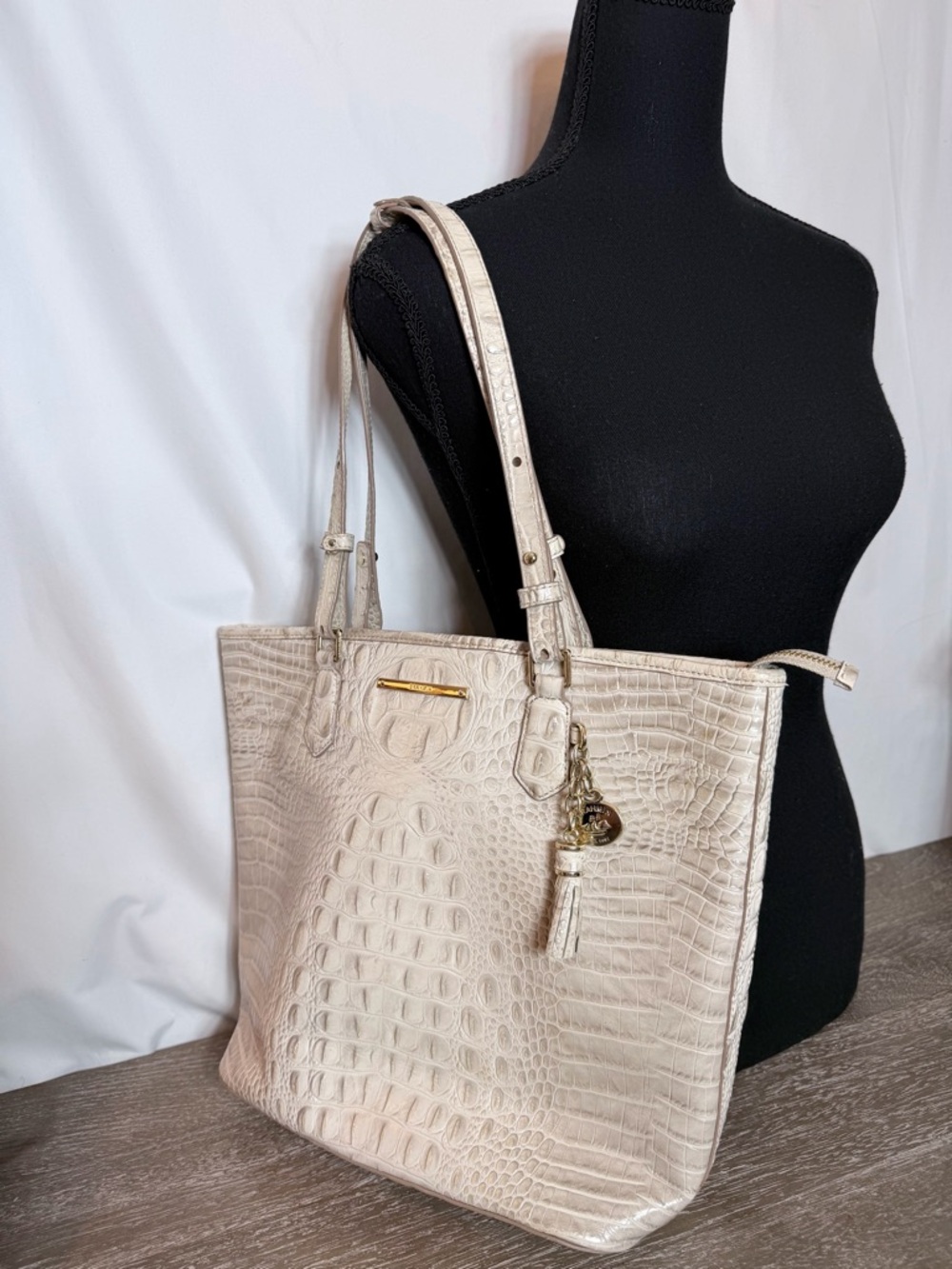 VTG Brahmin Med Asher - Oyster Melbourne Pearlized Croc Embossed Leather (2475c)